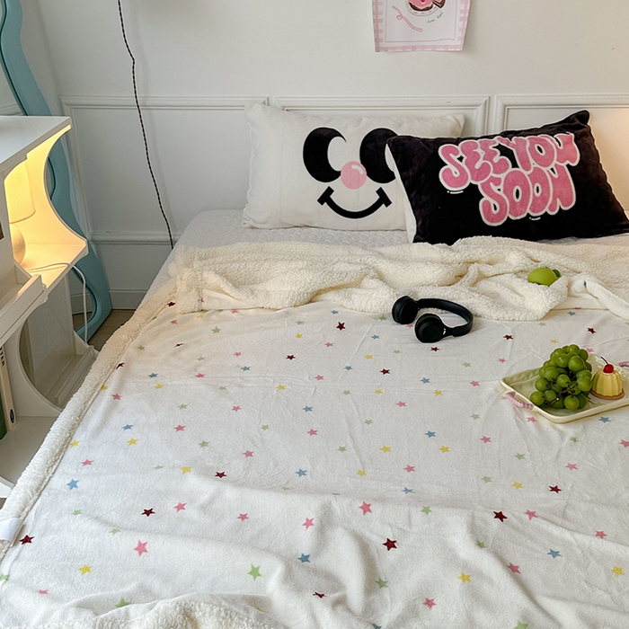 91家纺网 家纺一手货源 找家纺 昔可家纺 2024新款羊羔绒牛奶绒毛毯系列（三）-场景二-少女风系列 彩色小星星
