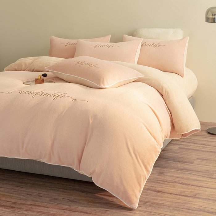 91家纺网 家纺一手货源 找家纺 安莱生活 2024新款A类高克重小香风奢美牛奶绒英文刺绣四件套 香糯粉