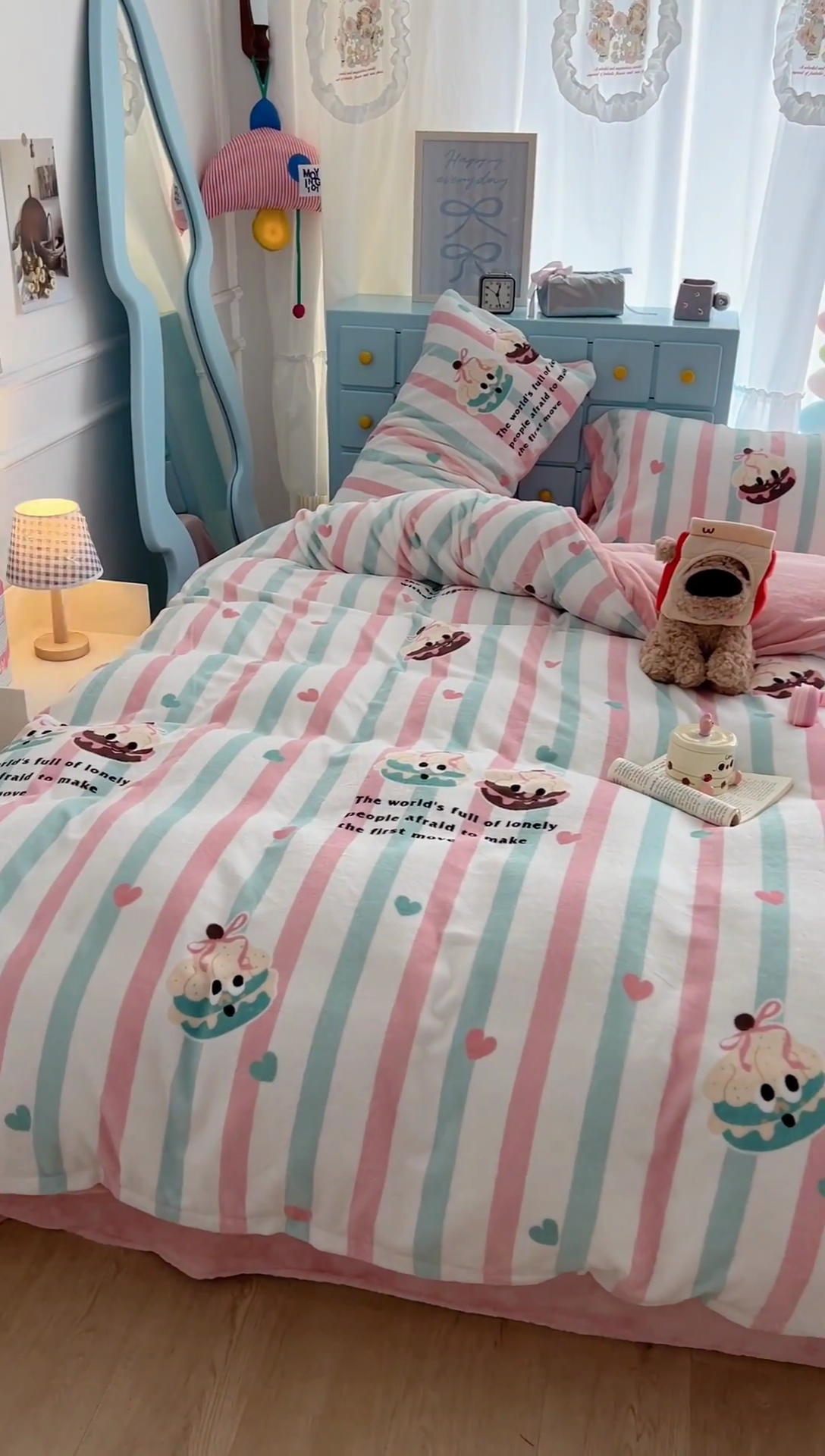 91家纺网 家纺一手货源 找家纺 昔可家纺 2024新款印花牛奶绒四件套系列-卡通系列 萌萌竖条蛋糕