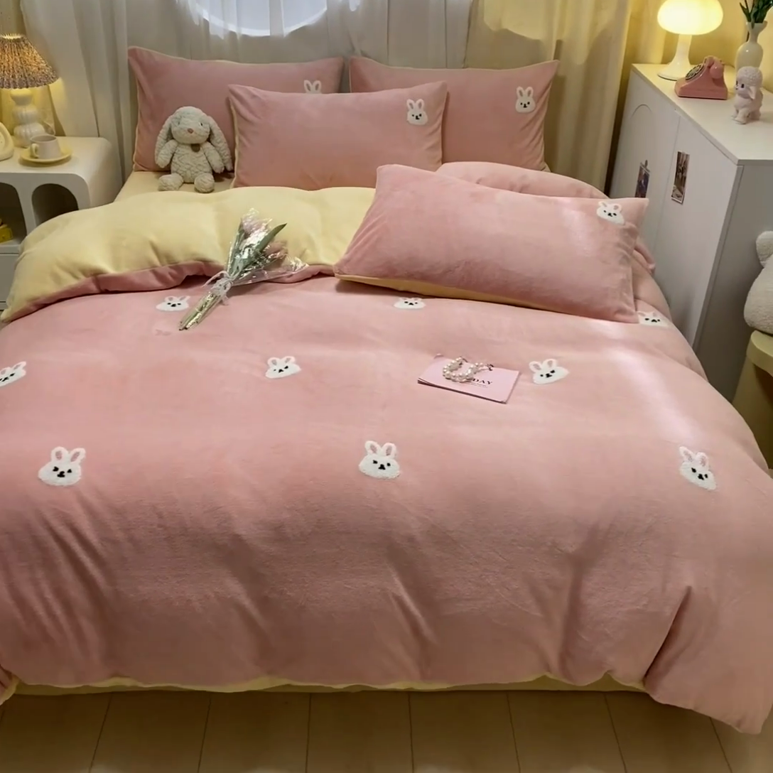 91家纺网 家纺一手货源 找家纺 眠帛家居 2024新款高克重双拼牛奶绒毛巾绣四件套 小兔子