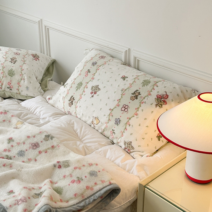 91家纺网 家纺一手货源 找家纺 （总）昔可家纺 2024新款保暖甜美草莓小兔单层毯