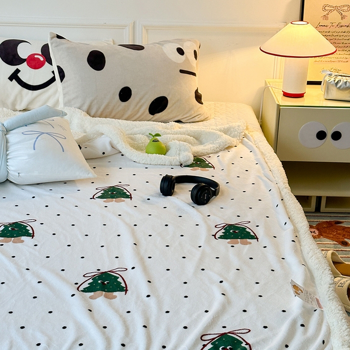 91家纺网 家纺一手货源 找家纺 昔可家纺 2024新款羊羔绒牛奶绒毛毯系列（三）-场景二-ins风系列 丝带圣诞树