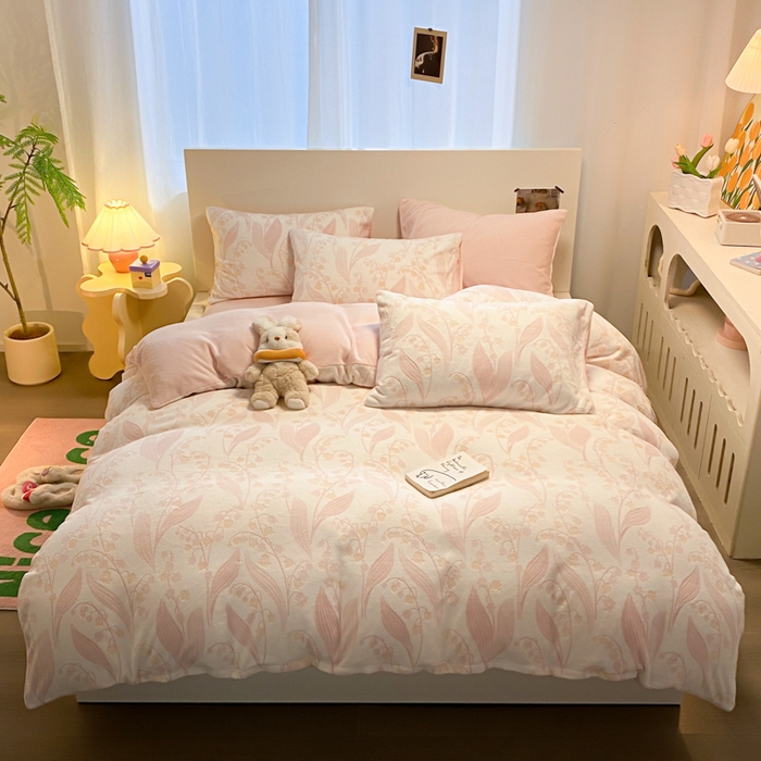 91家纺网 家纺一手货源 找家纺 呗旺鹿 2024新款高克重着色烂花雕花牛奶绒轻奢四件套 春日铃兰樱花粉