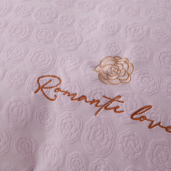 91家纺网 家纺一手货源 找家纺 眠多宝 2024新款纯色牛奶雕花绒刺绣四件套 梦幻紫