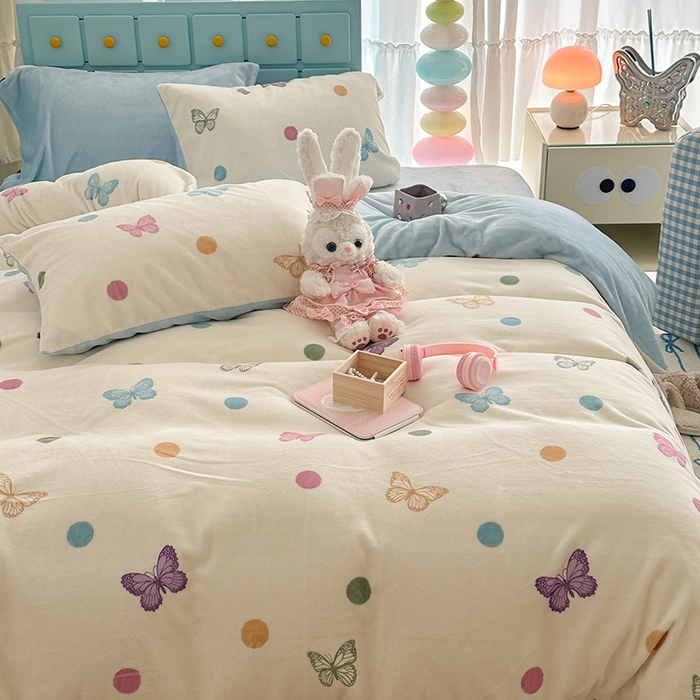 91家纺网 家纺一手货源 找家纺 昔可家纺 2024新款印花牛奶绒四件套系列-复古小清新系列 波点彩色蝴蝶