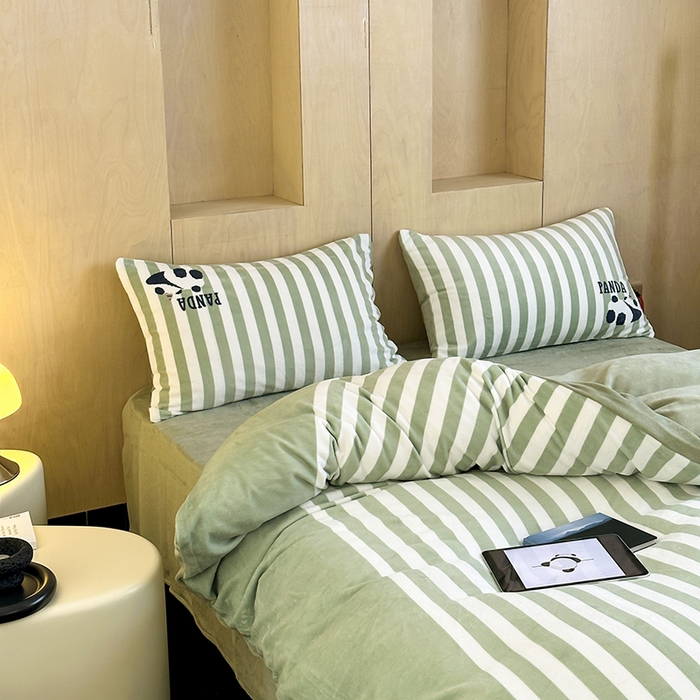 91家纺网 家纺一手货源 找家纺 昔可家纺 2024新款大版数码印花设计师牛奶绒四件套 趴趴熊猫