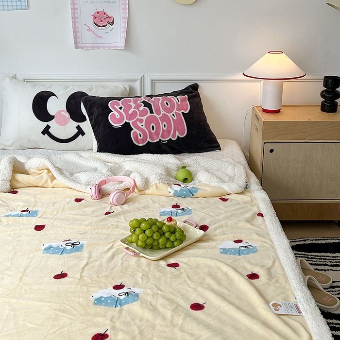 91家纺网 家纺一手货源 找家纺 昔可家纺 2024新款羊羔绒牛奶绒毛毯系列（三）-场景二-ins风系列 樱桃奶油蛋糕