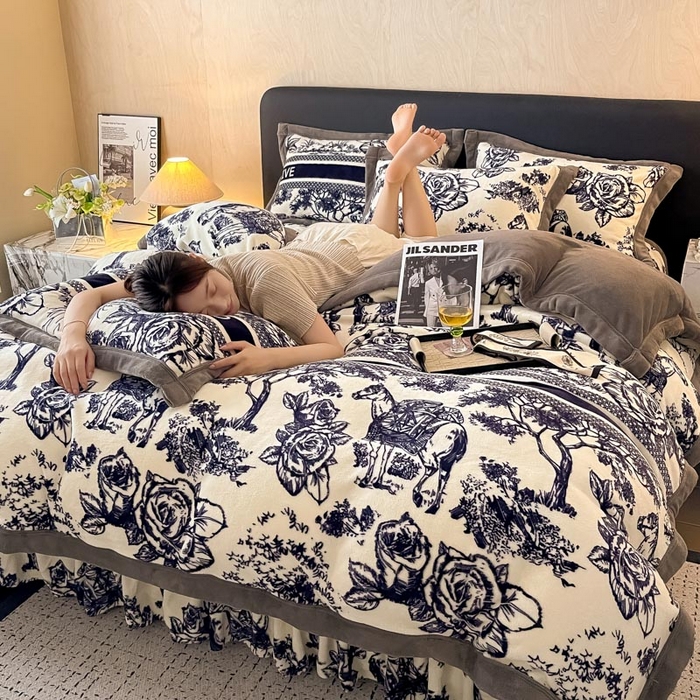 91家纺网 家纺一手货源 找家纺 茉保家纺 2024新款包边款印花牛奶绒床盖四件套 北欧花季-灰