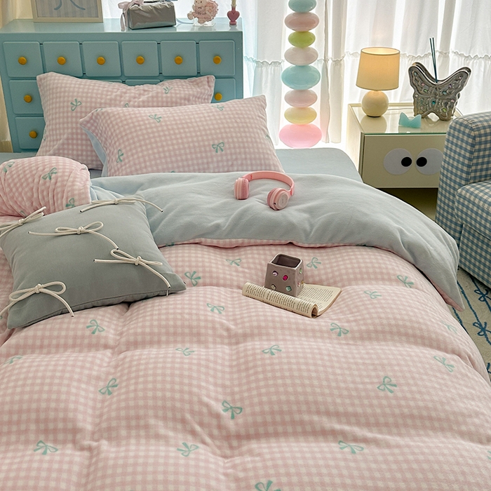 91家纺网 家纺一手货源 找家纺 昔可家纺 2024新款印花牛奶绒四件套系列-ins少女系列 粉格蝴蝶结