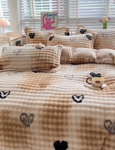 91家纺网 家纺一手货源 找家纺 梵克保罗 2024秋冬新款加厚泡泡牛奶绒数码印花工艺立体仿兔毛四件套 爱心泡泡-咖