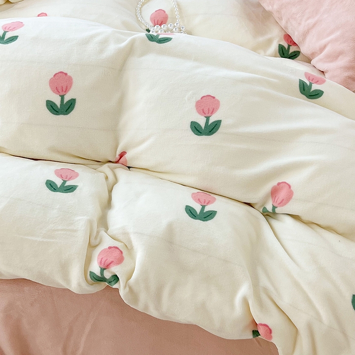 91家纺网 家纺一手货源 找家纺 昔可家纺 2024新款印花牛奶绒四件套系列-2023年热款系列 粉嫩小郁金2