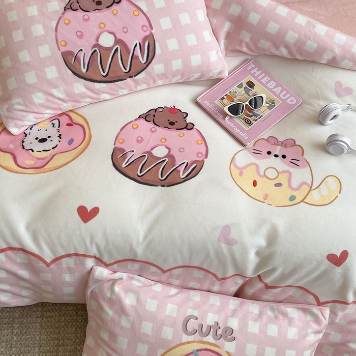 91家纺网 家纺一手货源 找家纺 昔可家纺 2024新款大版数码印花设计师牛奶绒四件套 甜甜圈萌宠