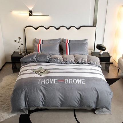 91家纺网 家纺一手货源 找家纺 色鬼布艺 2024新款婴儿绒数码印花牛奶绒四件套仿大牌直播爆款网红款 四条纹