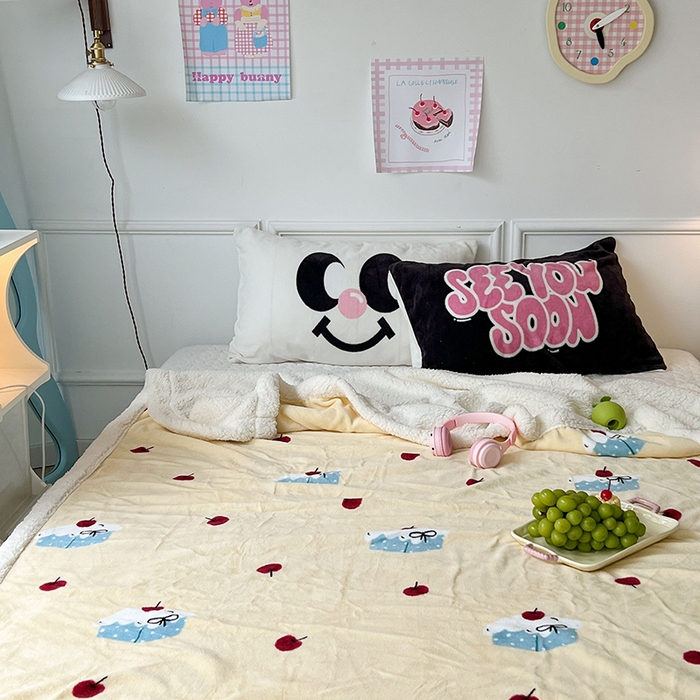 91家纺网 家纺一手货源 找家纺 昔可家纺 2024新款羊羔绒牛奶绒毛毯系列（三）-场景二-ins风系列 樱桃奶油蛋糕