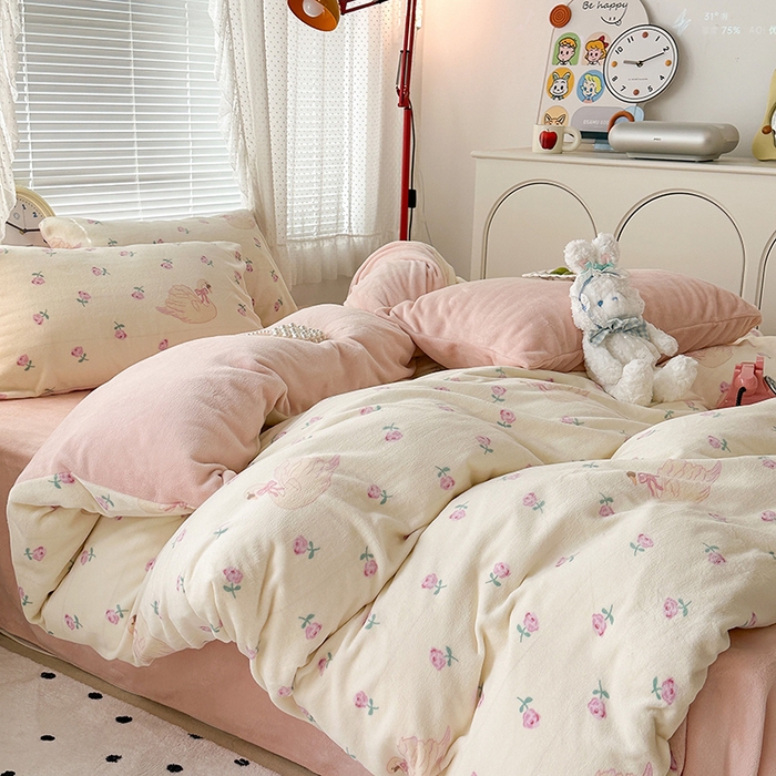 91家纺网 家纺一手货源 找家纺 昔可家纺 2024新款印花牛奶绒四件套系列-2023年热款系列 天鹅玫瑰