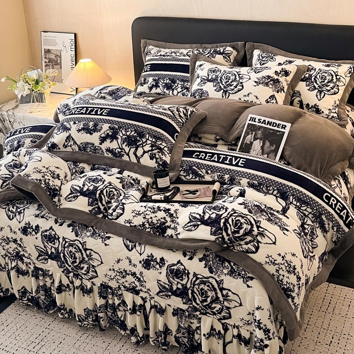 91家纺网 家纺一手货源 找家纺 茉保家纺 2024新款包边款印花牛奶绒床盖四件套 北欧花季-灰