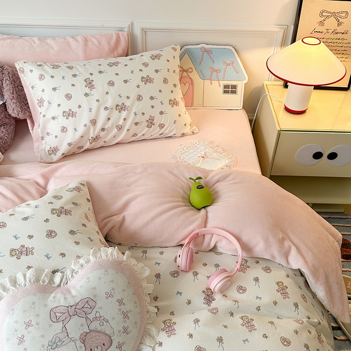 91家纺网 家纺一手货源 找家纺 昔可家纺 2024新款秋冬新款棉加牛奶绒四件套 萝莉小粉熊