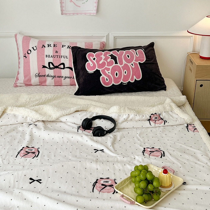 91家纺网 家纺一手货源 找家纺 昔可家纺 2024新款羊羔绒牛奶绒毛毯系列（三）-场景二-ins风系列 芭蕾蛋糕