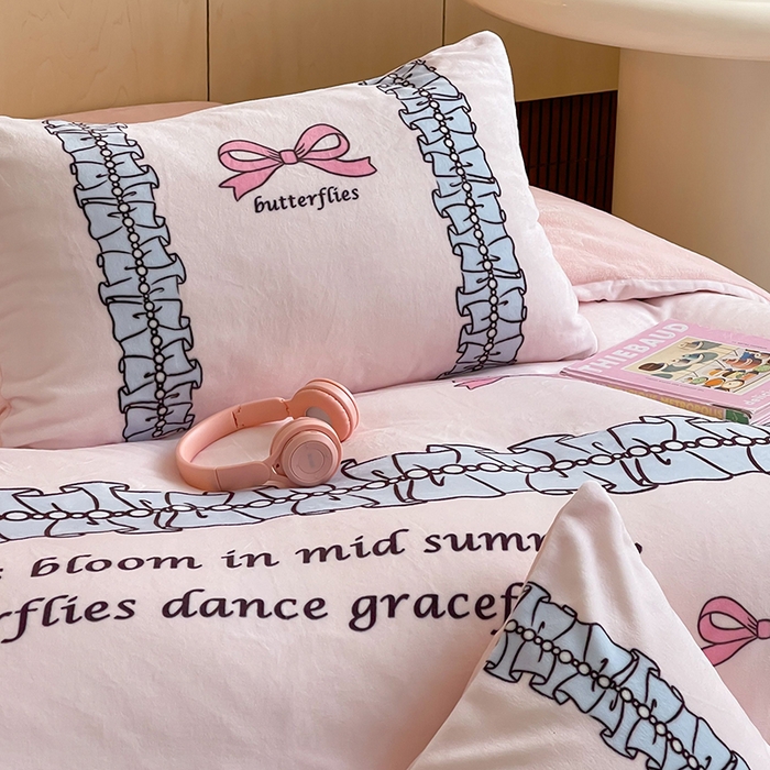 91家纺网 家纺一手货源 找家纺 昔可家纺 2024新款大版数码印花设计师牛奶绒四件套 珍珠蝴蝶结