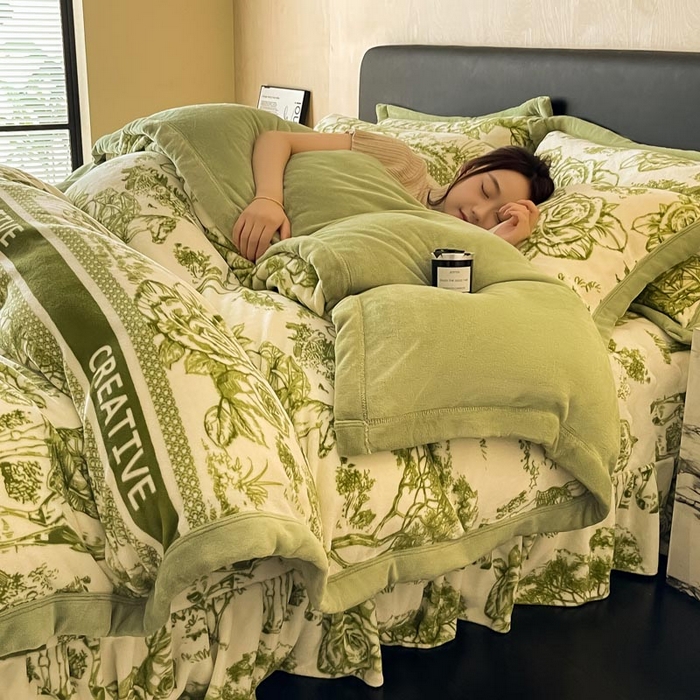 91家纺网 家纺一手货源 找家纺 茉保家纺 2024新款包边款印花牛奶绒床盖四件套 北欧花季-绿