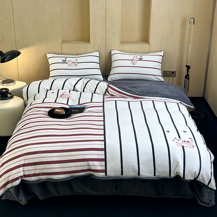 91家纺网 家纺一手货源 找家纺 昔可家纺 2024新款大版数码印花设计师牛奶绒四件套 拼接条纹爱心猫