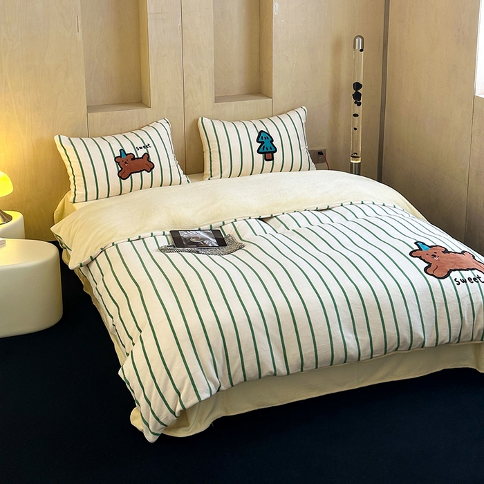 91家纺网 家纺一手货源 找家纺 昔可家纺 2024新款大版数码印花设计师牛奶绒四件套 圣诞帽狗狗