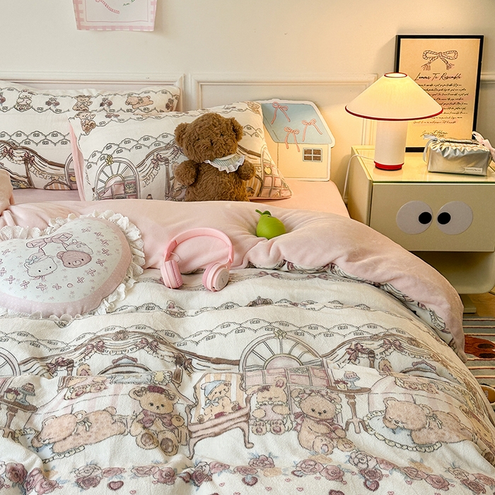 91家纺网 家纺一手货源 找家纺 昔可家纺 2024新款印花牛奶绒四件套系列-洛丽塔风 小熊玩偶屋