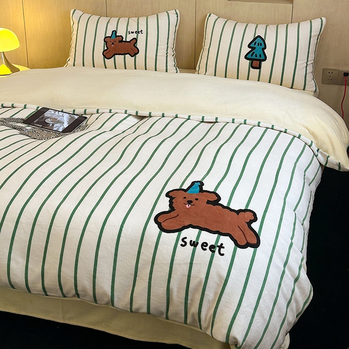 91家纺网 家纺一手货源 找家纺 昔可家纺 2024新款大版数码印花设计师牛奶绒四件套 圣诞帽狗狗