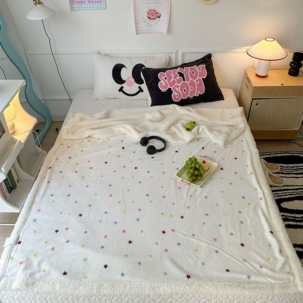 91家纺网 家纺一手货源 找家纺 昔可家纺 2024新款羊羔绒牛奶绒毛毯系列（三）-场景二-少女风系列 彩色小星星