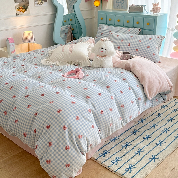 91家纺网 家纺一手货源 找家纺 昔可家纺 2024新款印花牛奶绒四件套系列-ins少女系列 蓝格蝴蝶结