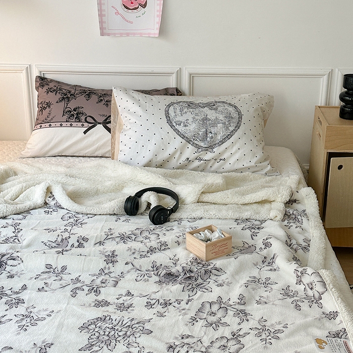 91家纺网 家纺一手货源 找家纺 昔可家纺 2024新款羊羔绒牛奶绒毛毯系列（三）-场景二-复古花卉系列 墨山繁花