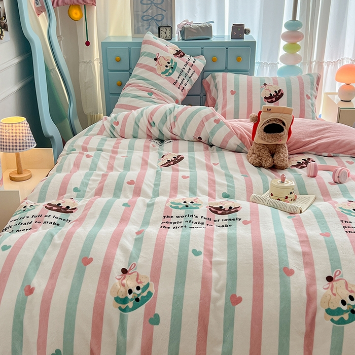 91家纺网 家纺一手货源 找家纺 昔可家纺 2024新款印花牛奶绒四件套系列-卡通系列 萌萌竖条蛋糕