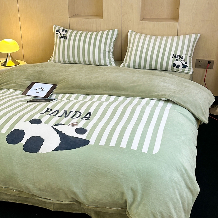 91家纺网 家纺一手货源 找家纺 昔可家纺 2024新款大版数码印花设计师牛奶绒四件套 趴趴熊猫