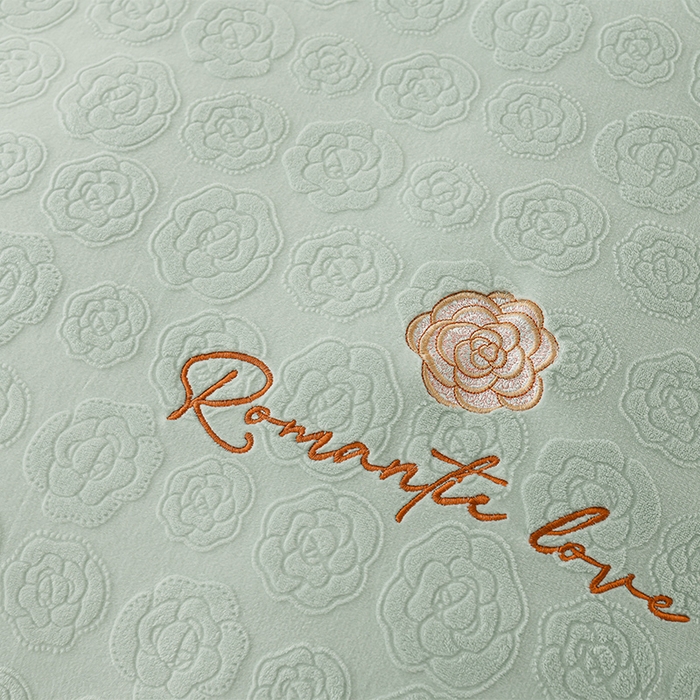 91家纺网 家纺一手货源 找家纺 眠多宝 2024新款纯色牛奶雕花绒刺绣四件套 清新绿