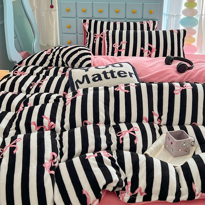 91家纺网 家纺一手货源 找家纺 昔可家纺 2024新款印花牛奶绒四件套系列-ins少女系列 黑粉芭蕾蝴蝶结