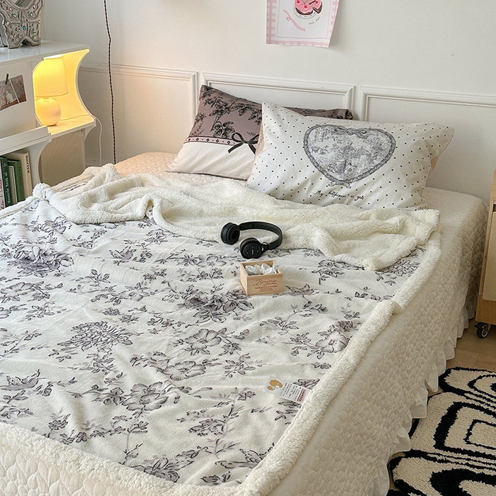 91家纺网 家纺一手货源 找家纺 昔可家纺 2024新款羊羔绒牛奶绒毛毯系列（三）-场景二-复古花卉系列 墨山繁花