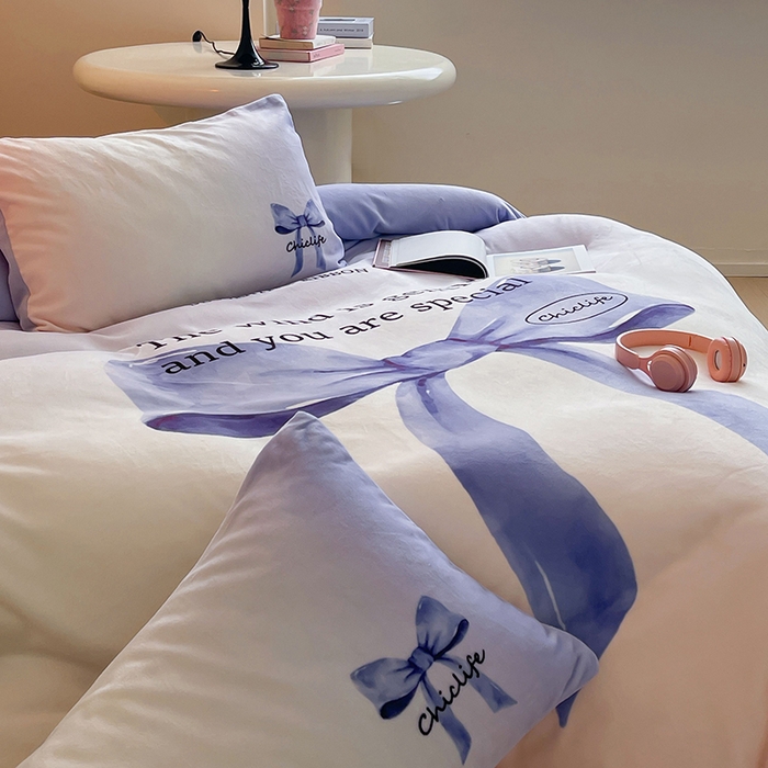 91家纺网 家纺一手货源 找家纺 昔可家纺 2024新款大版数码印花设计师牛奶绒四件套 渐变蝴蝶结