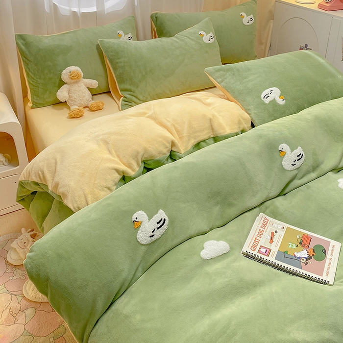 91家纺网 家纺一手货源 找家纺 眠帛家居 2024新款高克重双拼牛奶绒毛巾绣四件套 科尔鸭