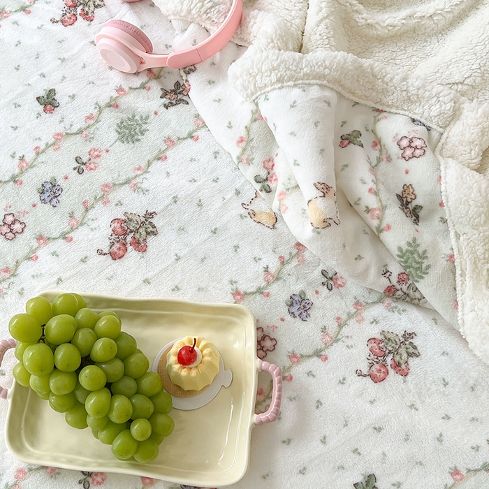 91家纺网 家纺一手货源 找家纺 昔可家纺 2024新款羊羔绒牛奶绒毛毯系列（三）-场景二-卡通系列 花朵草莓兔