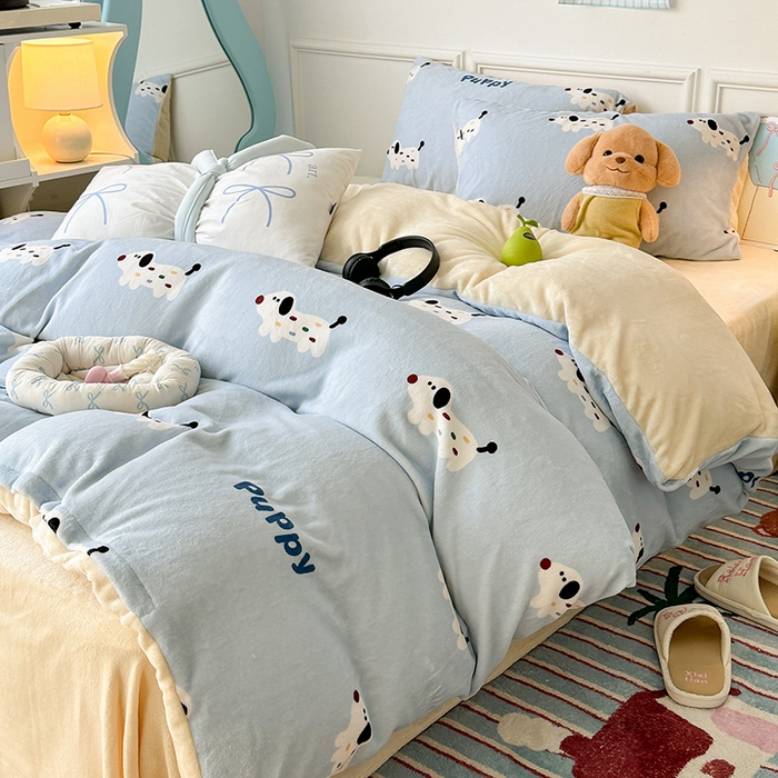 91家纺网 家纺一手货源 找家纺 昔可家纺 2024新款印花牛奶绒四件套系列-卡通系列 糖果小狗