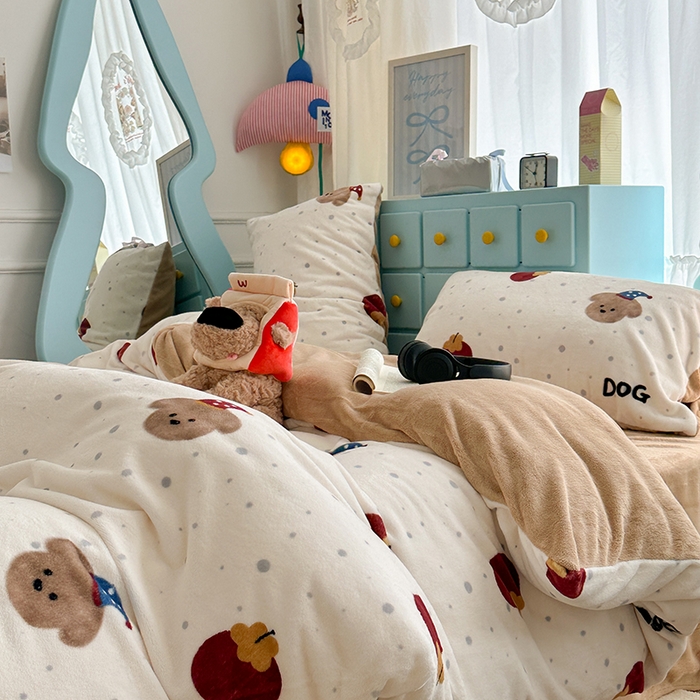 91家纺网 家纺一手货源 找家纺 昔可家纺 2024新款印花牛奶绒四件套系列-卡通系列 苹果小棕狗