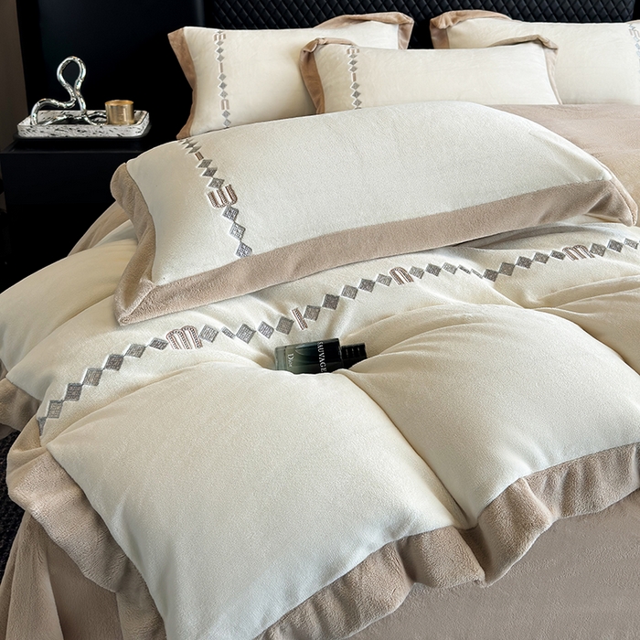 91家纺网 家纺一手货源 找家纺 凡客家居 2024新款高克重牛奶绒绣花拼角四件套 奶油咖