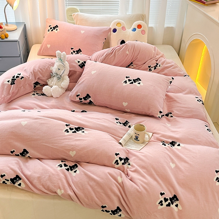 91家纺网 家纺一手货源 找家纺 昔可家纺 2024新款印花牛奶绒四件套系列-2023年热款系列 爱心小黑猫