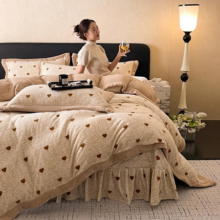 91家纺网 家纺一手货源 找家纺 茉保家纺 2024新款包边款印花牛奶绒床盖四件套 爱心(咖)