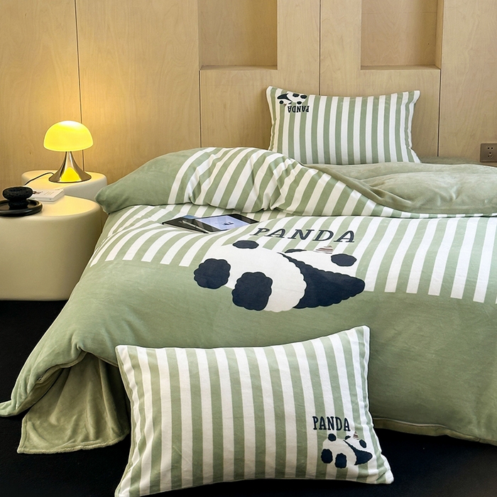 91家纺网 家纺一手货源 找家纺 昔可家纺 2024新款大版数码印花设计师牛奶绒四件套 趴趴熊猫