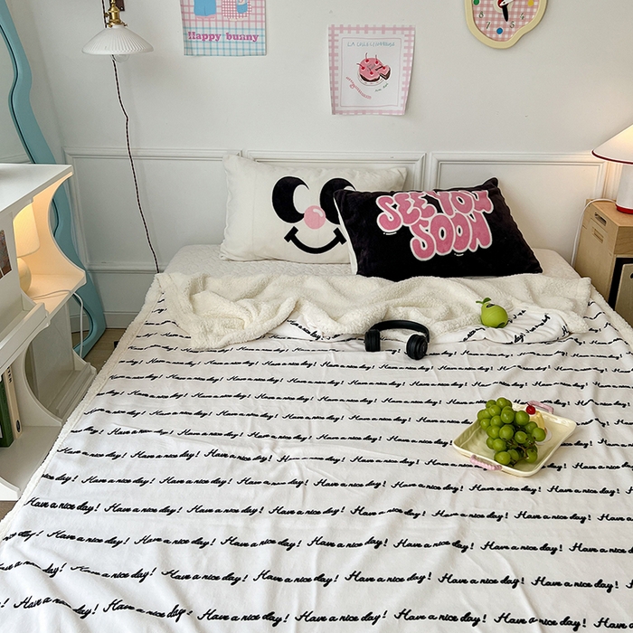 91家纺网 家纺一手货源 找家纺 昔可家纺 2024新款羊羔绒牛奶绒毛毯系列（三）-场景二-ins风系列 潮趣黑色字母