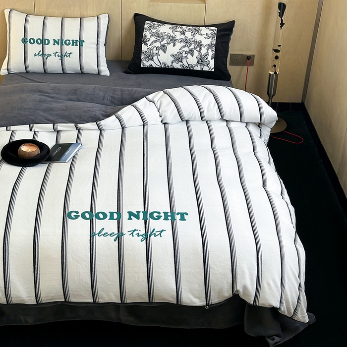 91家纺网 家纺一手货源 找家纺 昔可家纺 2024新款大版数码印花设计师牛奶绒四件套 黑条茶歇花