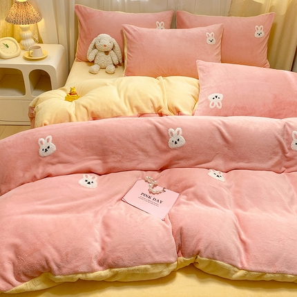 91家纺网 家纺一手货源 找家纺 （总）眠帛家居 2024新款高克重双拼牛奶绒毛巾绣四件套