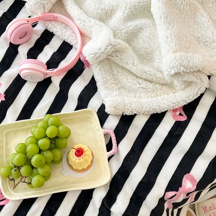 91家纺网 家纺一手货源 找家纺 昔可家纺 2024新款羊羔绒牛奶绒毛毯系列（三）-场景二-少女风系列 黑粉芭蕾蝴蝶结