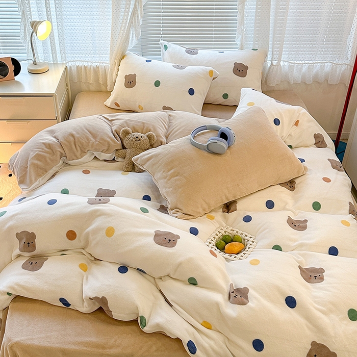 91家纺网 家纺一手货源 找家纺 昔可家纺 2024新款印花牛奶绒四件套系列-2023年热款系列 彩色波点熊